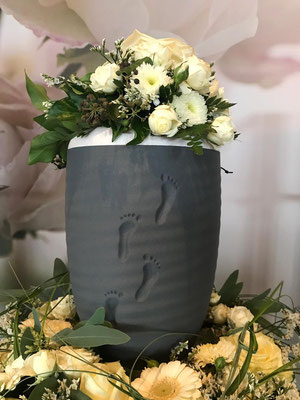 eine vase mit blumen